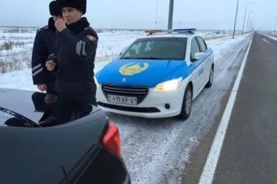 Қарағанды жол полицейлері жүргізушілерге көлік шиналарын ауыстыруды ескертеді 