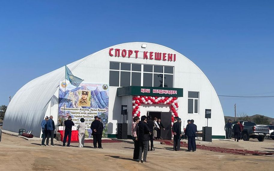 Атасымен жыныстық қатынас туралы мультфильм Мега кеуделер көкірекшеге сәйкес келмейді