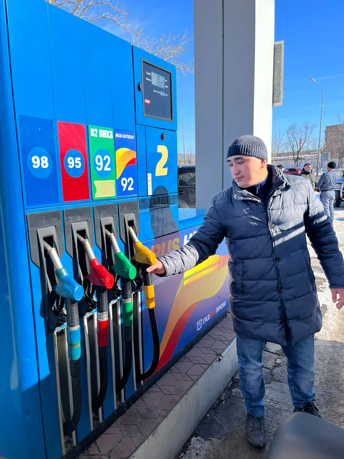 Такси тізгіндеген тілші