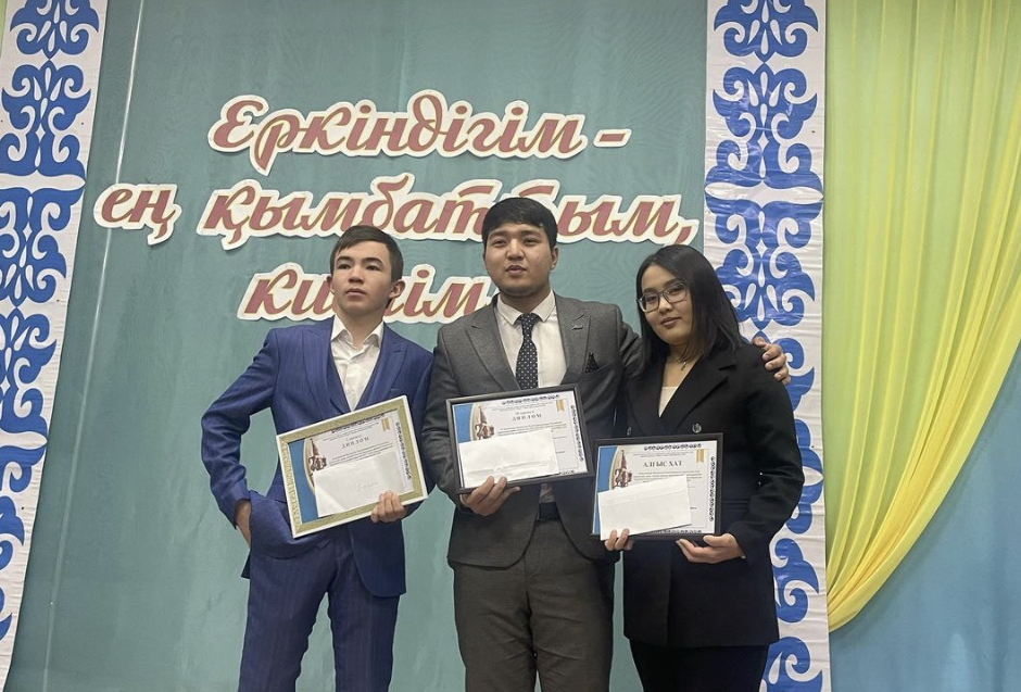 «Жас жүрек жайып саусағын»