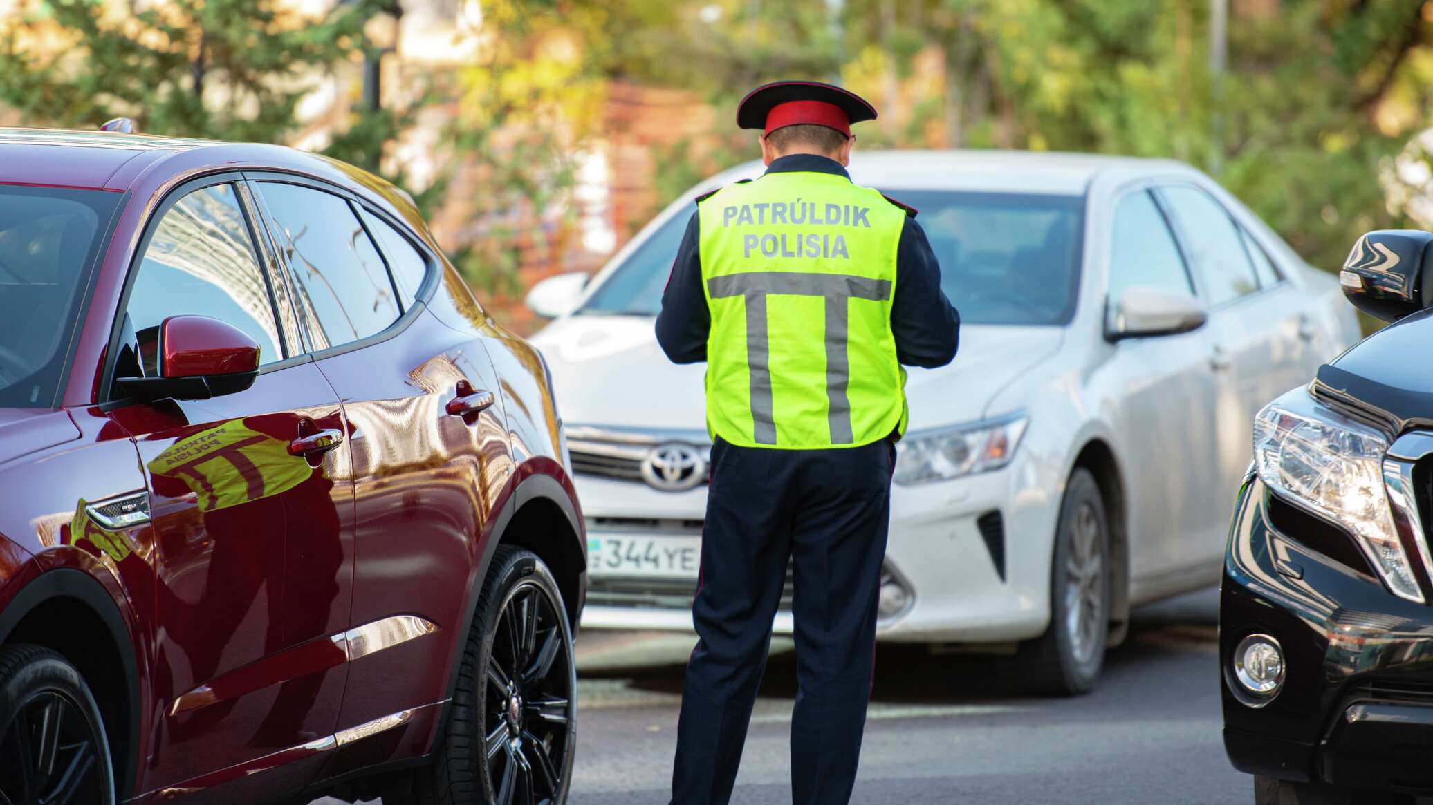 Нарушение автомобиля. Нарушители ПДД Казахстан. Штраф на машину. Авто штрафы Казахстан. Водитель с иностранными номерами.