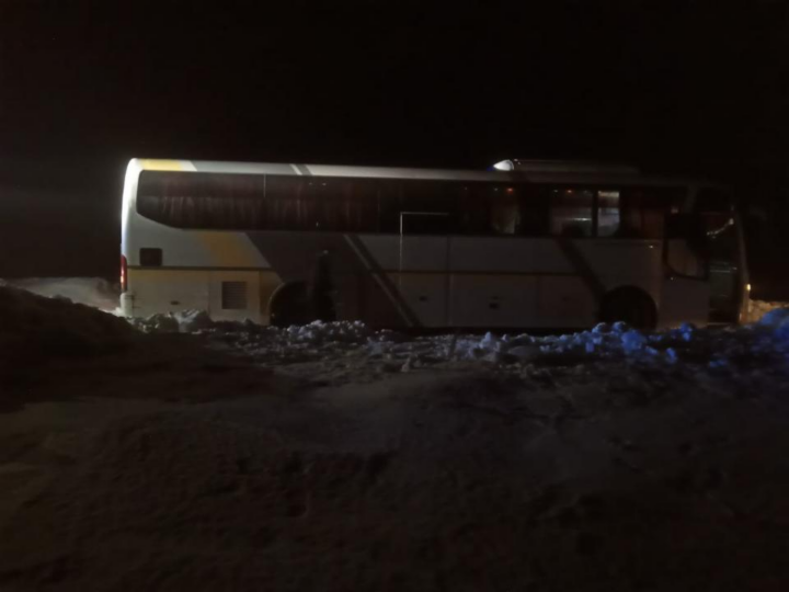Қарағанды облысында 28 адам мінген автобус қар құрсауында қалды