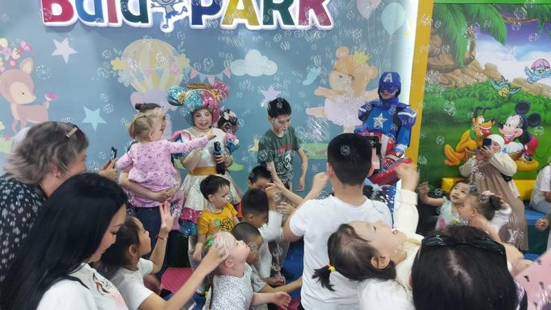 Димаштың француз жанкүйерлері қарағандылық 50 ерекше қажеттілігі бар балаларға мереке ұйымдастырды